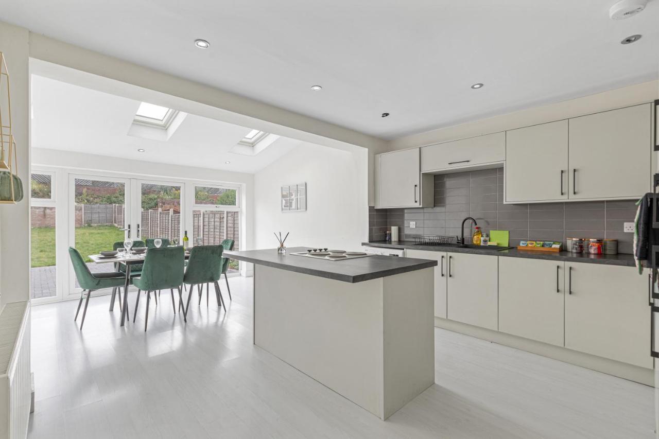 Tipton 3 Bedroom House Garden Sleeps 7 - Jrr Stays Coseley Extérieur photo
